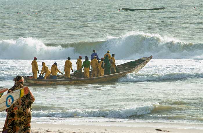 Départ d'une pirogue de pêcheur au Sénégal